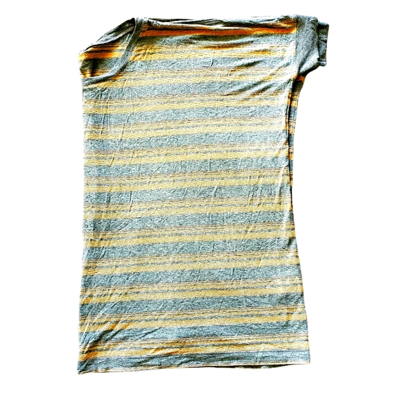 Loose fit tshirt with botton in back to form fitted - Picture 2 of 3